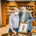 Gabriel Amat entrega a Ramón Garrido una metopa con el escudo del Ayuntamiento.