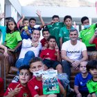 Roberto Santiago y Félix García con los niños de MAAVi Foundation.