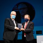 Blanes recibe el premio de manos de Jerónimo Parra, presidente de la Cámara de Comercio.