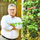 José Luis Cantón posa para Juan Sánchez en la Plaza Vieja.