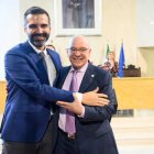 Entrega del escudo de oro de Almería a Antonio Galindo (a la derecha de la foto) por parte del alcalde.