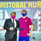 Posando con Joan Laporta después de firmar su nuevo contrato culé.