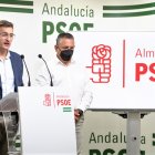 José Luis Sánchez Teruel e Indalecio Gutiérrez (derecha), en la sede del PSOE.