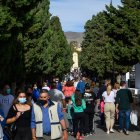 Los cementerios reciben hoy muchas visitas.