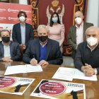 Los responsables en la firma del convenio \'Bonos al consumo\'