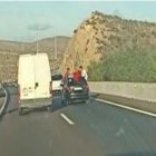 Dos de sus ocupantes se encontraban sentados en las ventanillas traseras.