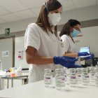 Enfermeras preparan dosis para administrar vacuna contra el Covid-19.