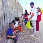 Voluntarios de Cruz Roja atienden a los menores en un asentamiento de Níjar.