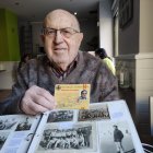 Posa para LA VOZ con una de sus colecciones de fotos en blanco y negro.