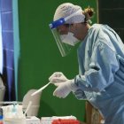 Los casos activos de covid siguen en aumento.