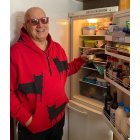 Antonio Membrives mostrando su frigorífico repleto.