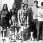 Familia de Manolico Ventura, el tendero de Villagarcía, en la Navidad de 1971. Se llevaban aún las minifaldas y el cuello alto.