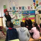 Alba González, de pie a la izquierda, junto a las monitoras y el alumnado del aula.