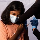 Una niña es vacunada contra el covid en EEUU.