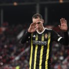 Dando las gracias a la afición por su apoyo.