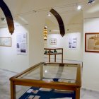 Imagen de la sala de La Tercia de Cuevas con la deliciosa exposición preparada para ser inaugurada.