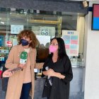 Catalina Guerrero, la lotera que ha vendido 30 series de un quinto premio en Huércal de Almería, atiende a los medios.