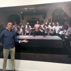 El fotógrafo Rodrigo Valero, ayer en la sala superior del Centro Andaluz de la Fotografía, junto a una de sus originales composiciones.