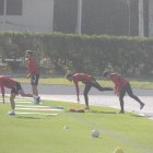 Los jugadores entrenando con distancia de seguridad en el Anexo.