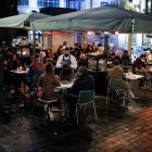 Ambiente de Nochebuena en una terraza de Madrid.
