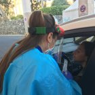 Realización de test PCR en el autocovid de la Bola Azul.