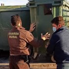 Recogiendo los contenedores en la Sierra de Gádor.