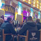 Jóvenes disfrutando del ocio nocturno en una de las terrazas que han surgido junto a la Plaza del Mercado.