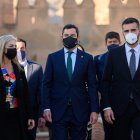 Juanma Moreno, presidente de la Junta, flanqueado por Patricia del Pozo, consejera de Cultura, y Ramón Fernández-Pacheco, alcalde de Almería.