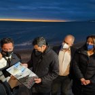 Autoridades políticas durante la visita a Balerma.