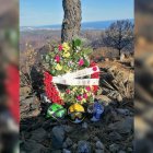 Corona de flores del Infoca para recordar al Carlos, el bombero