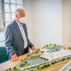 Gabriel Amat, ante la maqueta del hospital.