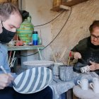 Lorenzo Lores y su madre Loli García en el taller familiar de la calle Real de las Eras de Níjar.