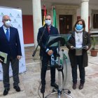 En el centro, el delegado de Educación, Antonio Jiménez.