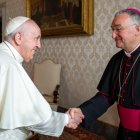 Antonio Gómez Cantero saluda al papa Francisco. Foto de Vatican Media.