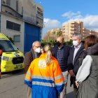 A la derecha, el delegado de Salud en su visita al punto de vacunación en la Puebla de Vícar, ayer domingo.