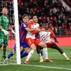 Corpas presiona a Villar en el interior del área.