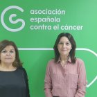 Consuelo Rodríguez y Magdalena Cantero en la sede de la AECC de Almería.