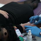 Un sanitario extrae sangre a una donante.