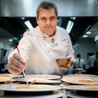 El chef José Álvarez ultima unos platos de carpaccio de gamba roja en su restaurante La Costa de El Ejido