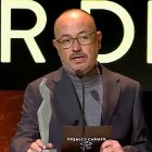 Manuel Martín Cuenca, con el Carmen a la mejor dirección, en una imagen de Canal Sur.