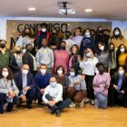 Menores participantes en la obra junto a las autoridades presentes.