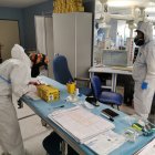 Dos sanitarios en el área de UCI en Torrecárdenas.