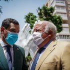 Juanma Moreno y Jesús Aguirre, en un acto en Almería.