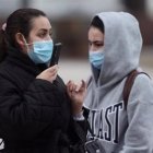 Dos mujeres con mascarilla en la calle.
