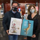 Paco Góngora con el cartel del Festival y Julia Ibáñez con el cartel de la Muestra.