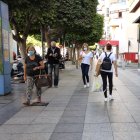 Almerienses con mascarilla en el Paseo, hace unos meses.