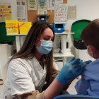 Vacunación a un niño en Adra.