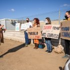 La alcaldesa de Níjar hablando con un grupo de ecologistas.