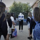 Estudiantes en la puerta de un centro educativo.