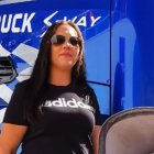 Ana en una de sus jornadas laborales junto a su camión.